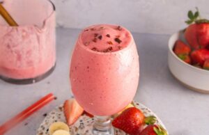 Revitalizing Berry Smoothie: A Nutrient-Packed Beverage